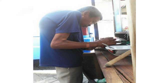 Semangat Mugiono, Penjual Bakso Bertubuh Bungkuk