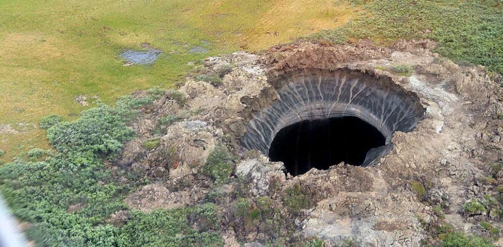 Lubang Raksasa Misterius Muncul di Ujung Utara Bumi
