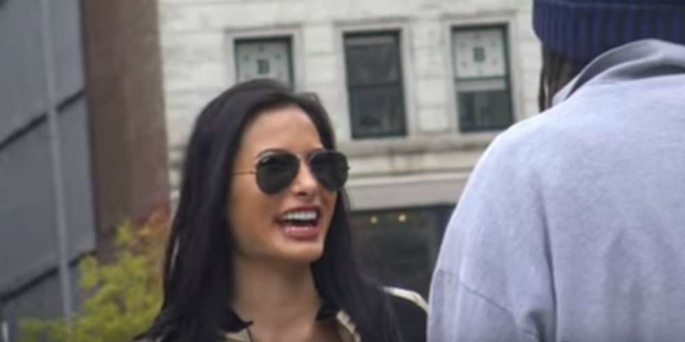 Banyak Pria Terpikat Wanita Ini, Tapi Usai Lepas Kacamata...