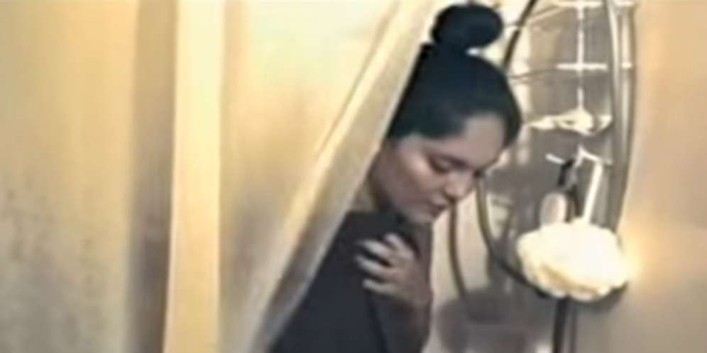 Iseng Rekam Istri Saat Mandi, Suami Kaget Lihat Sosok...