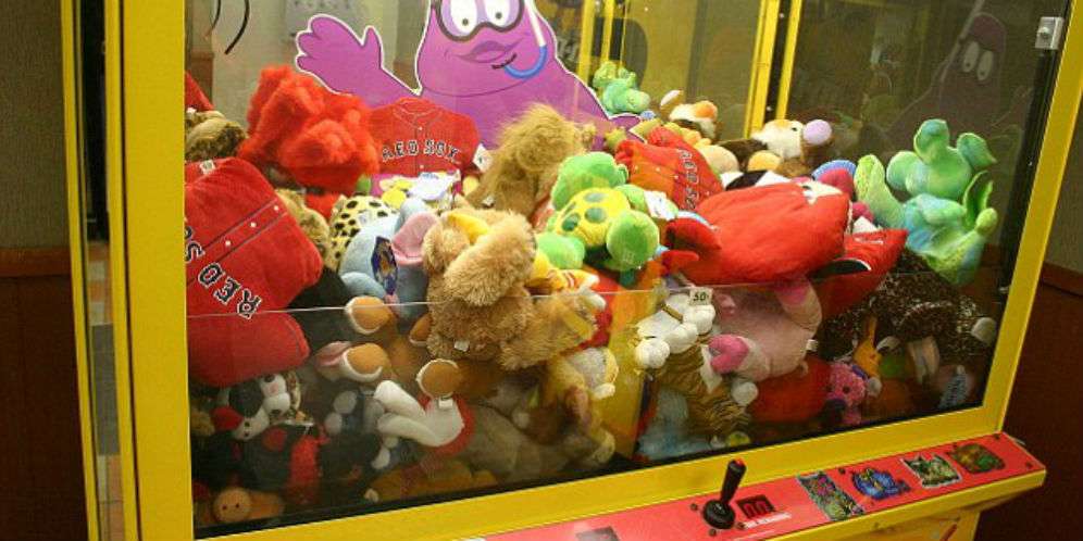 Terkuak! Ini Kecurangan Permainan Mesin Pencapit Boneka