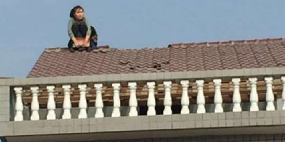 Dicerai, Istri Ngamuk Copoti Genteng Rumah Mertua