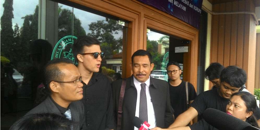 Stuart Collin Kecelakaan, Alami Patah Tangan