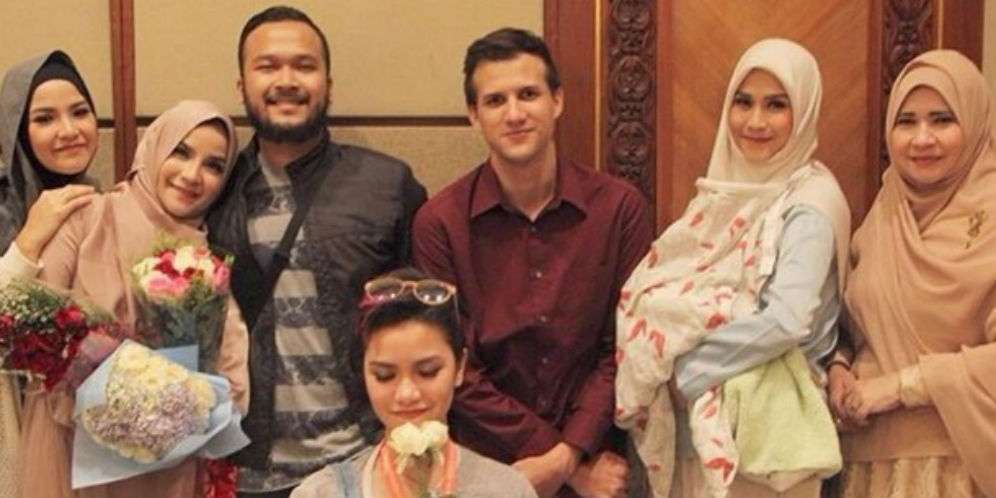 Sosok Mengejutkan di Foto Keluarga Zaskia Mecca