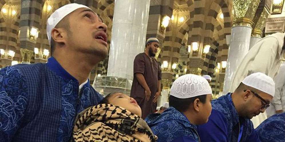 Lagi Umrah, Irfan Hakim Dikejutkan Sosok Tak Terduga