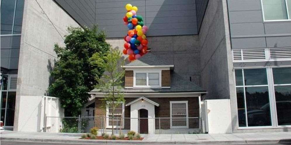 Bertahan Puluhan Tahun Terjepit Gedung, Rumah Ini Dihancurkan