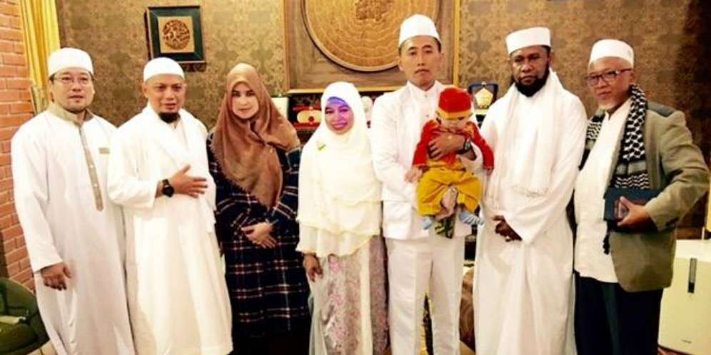 Tangis Ustaz Arifin Ilham Dinikahan Janda Mualaf