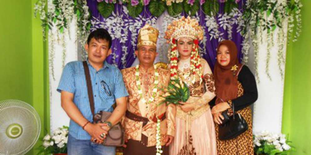 Penuhi Nazar, Istri di Riau Nikahkan Suaminya