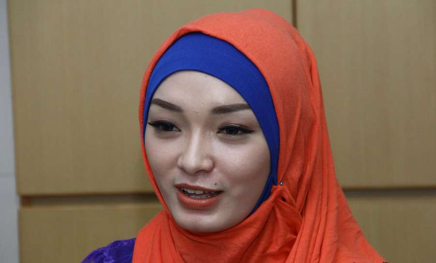 Zaskia Gotik Harus Nyanyikan Indonesia Raya 1.000 kali