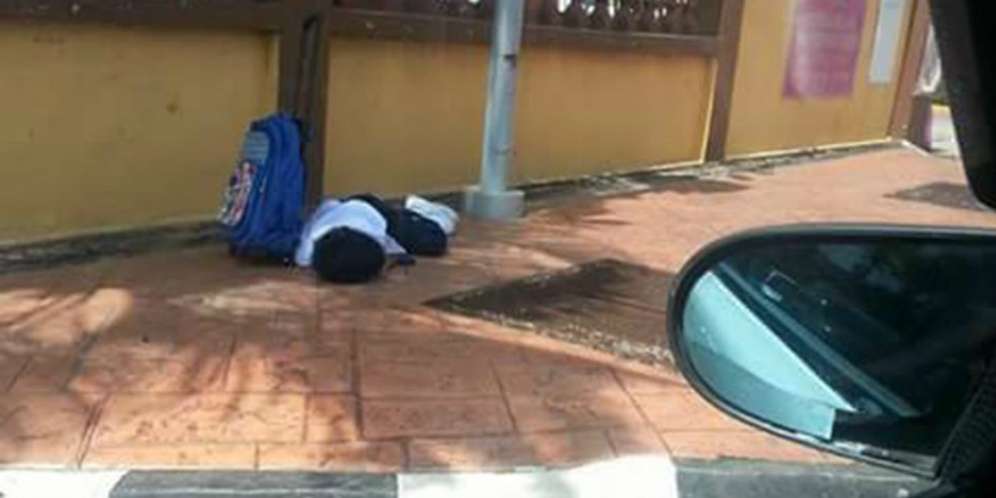 Foto Murid Tertidur Tunggu Jemputan di Trotoar Tampar Orangtua