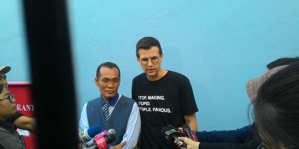 Kenangan Haru Stuart Collin Gendong Buah Hati Pertama Kali