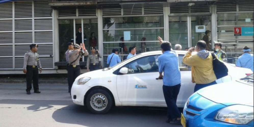 Demo Sopir Taksi Tutup Jalan Semanggi