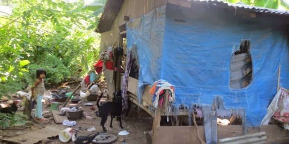 Kisah Dua Bocah Manado Tinggal di Kandang Anjing