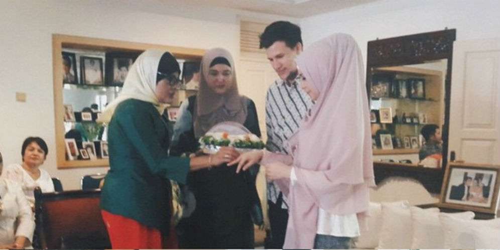 Azan Mengharukan Stuart Collin di Telinga Buah Hati