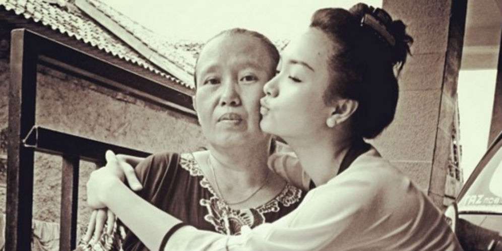 Zaskia Gotik Stres, Orangtua Jatuh Sakit