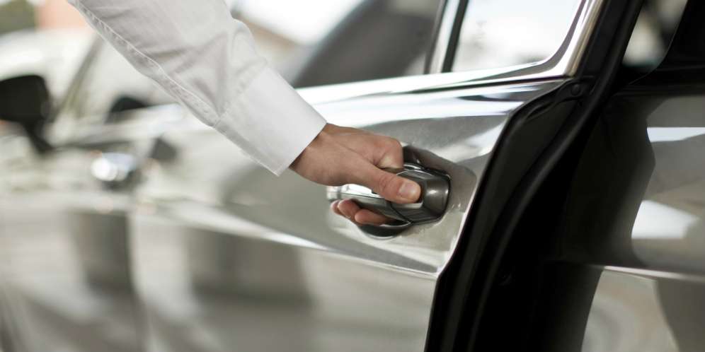 Kepergok Selingkuh, Saat Pintu Mobil Dibuka si Wanita...