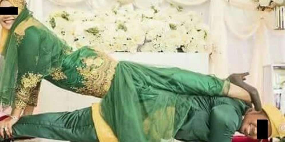 Foto Pengantin di Pelaminan Ini Bikin Geger