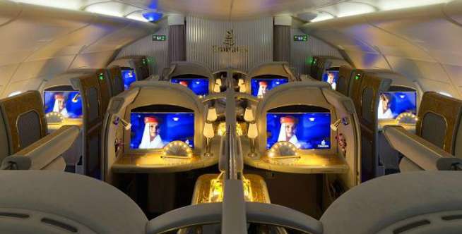 2. Kabin Pesawat Berlapis Emas