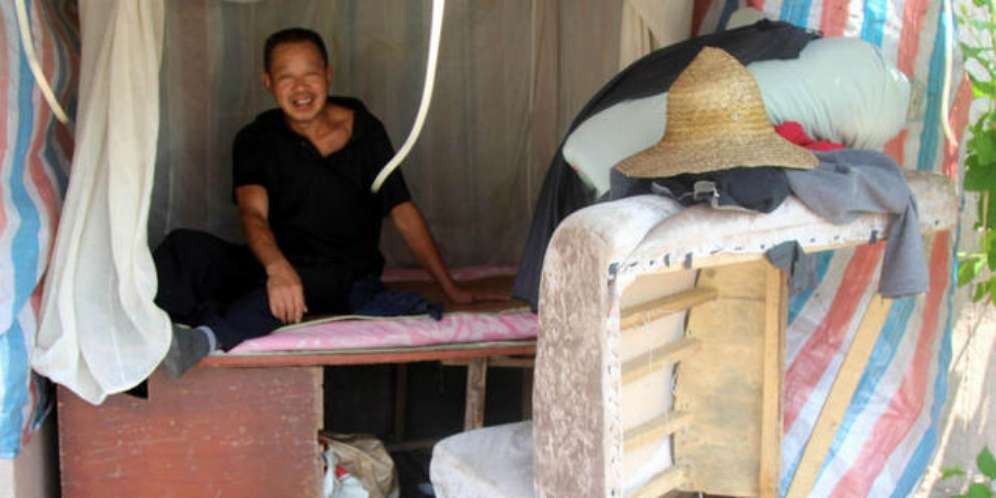 Suami Tinggal di Kolong Jembatan Demi Berlian Buat Istri