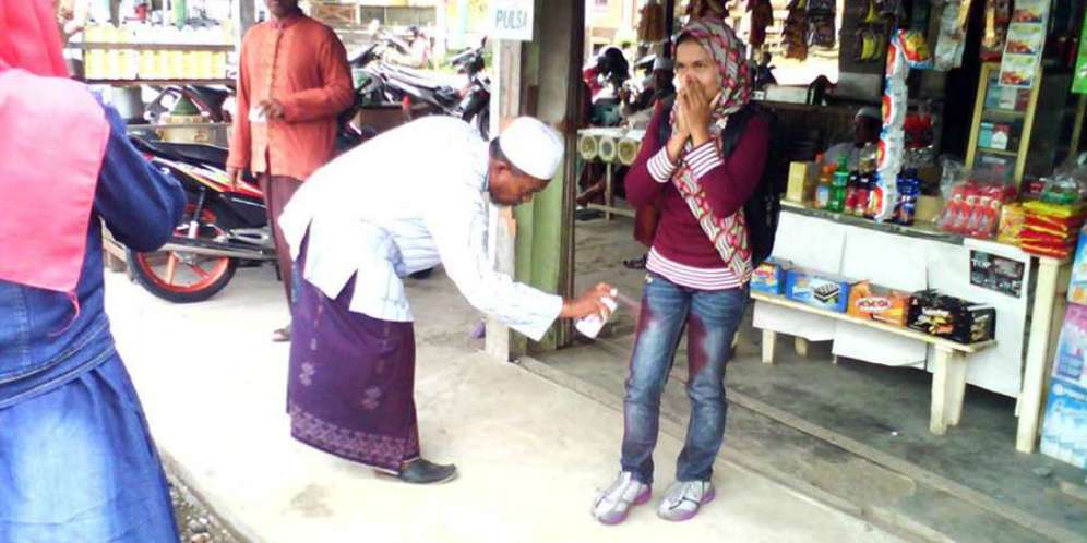 Ormas di Aceh Razia Celana Ketat Pakai Cat Semprot