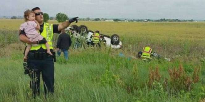Foto Mengharukan, Polisi Hibur Balita Korban Kecelakaan