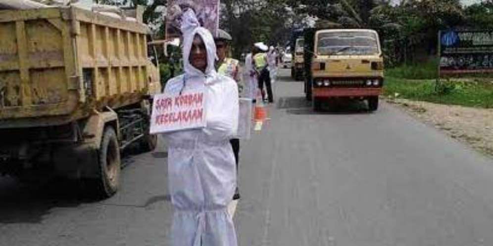 Geger Pocong Korban Kecelakaan di Tengah Jalan
