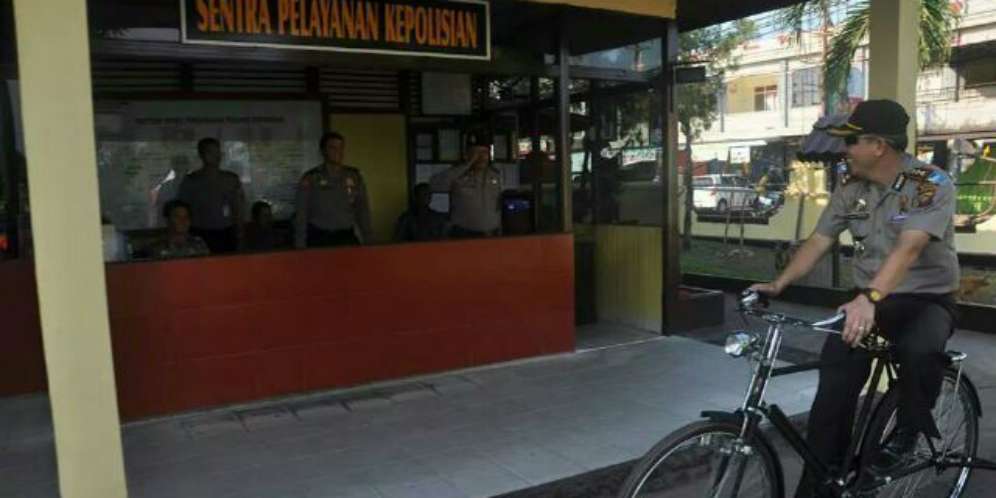 Kesederhanaan Kapolres Bersepeda Ontel