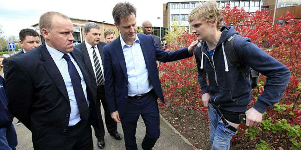 Mau Foto Selfie Bareng Pejabat, Celana Malah Melorot