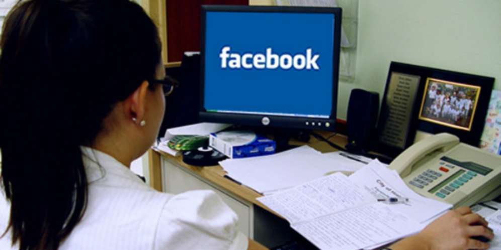 3. Menyebarkan Rahasia Perusahaan