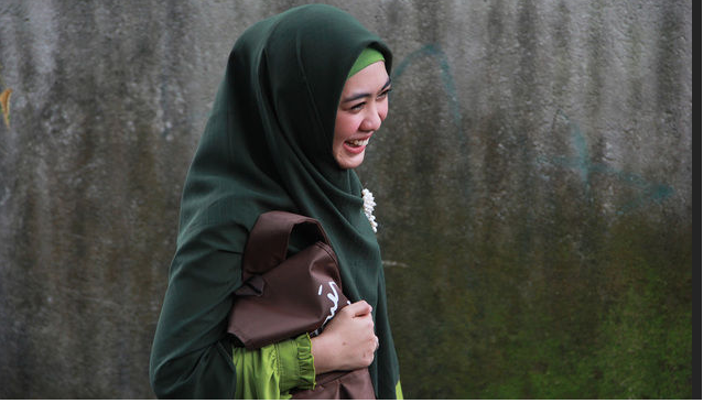 Diprotes 'Haters', Oki Setiana Dewi Kutip Surat Al Hujurat