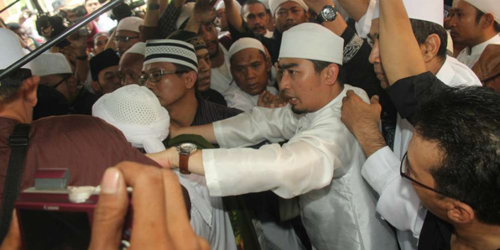 Ustaz Solmed Dihadang Orang Bersenjata, Mobil Dirusak Warga