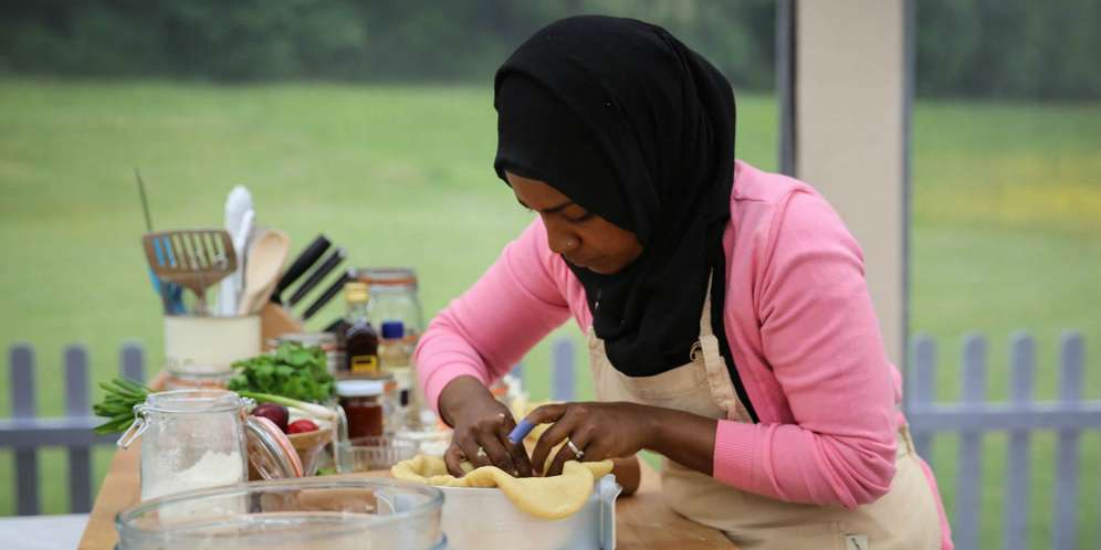 Inspiratif, Koki Berhijab Pembuat Kue Ultah Ratu Inggris