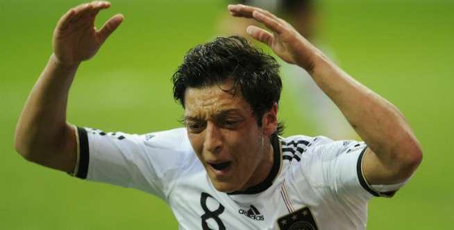 Tersentuh Aksi Mulia Mesut Ozil di Bulan Ramadan
