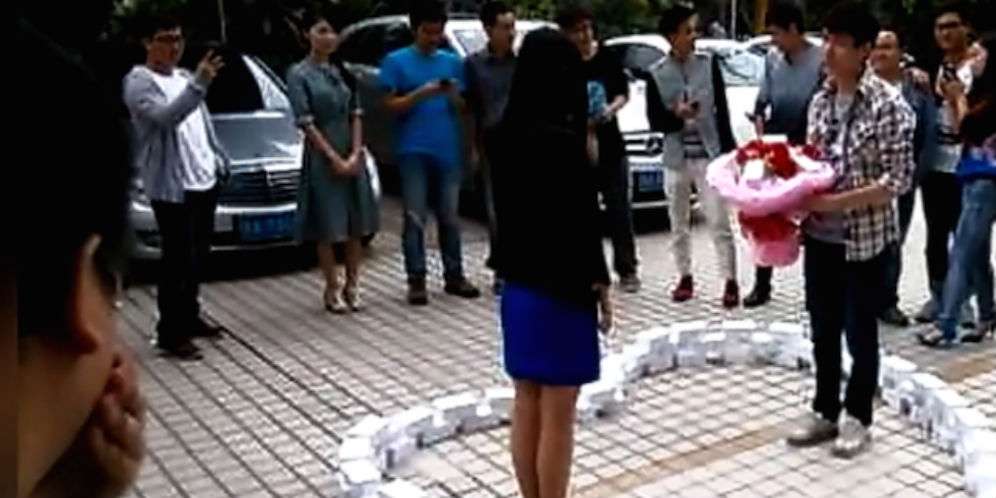 99 Buah iPhone6 Demi Cinta Gadis Pujaan