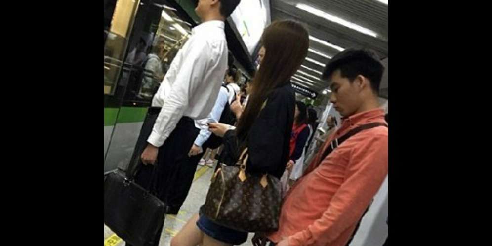 Astagfirullah, Lihat Kelakuan Mahasiswa Ini Saat Antre Kereta