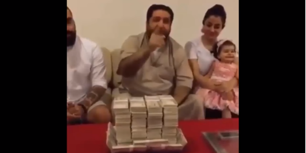 Geger Ultah Si Anak Artis, Hadiah Uang Tunai Seberat Tubuhnya