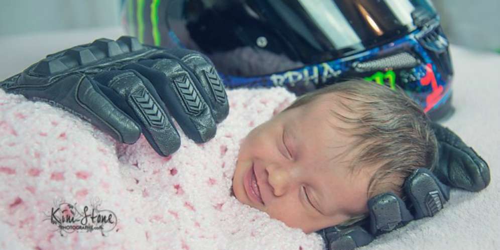 Foto Bayi Dipeluk Sarung Tangan Ayah Ini Simpan Kisah Haru