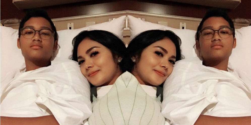 Foto Mengharukan Krisdayanti dan Azriel Akbar