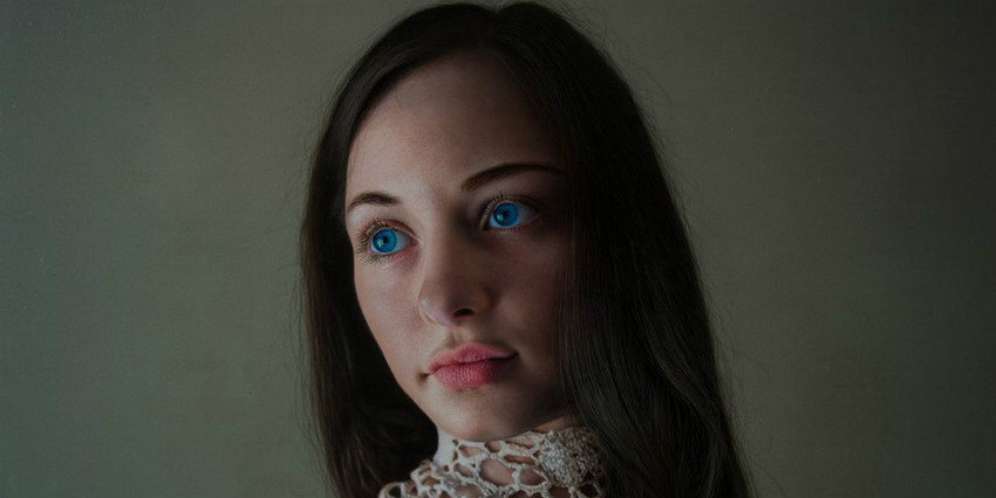 Lihat Lebih Dekat Foto Wanita Cantik Ini, Apa yang Janggal?