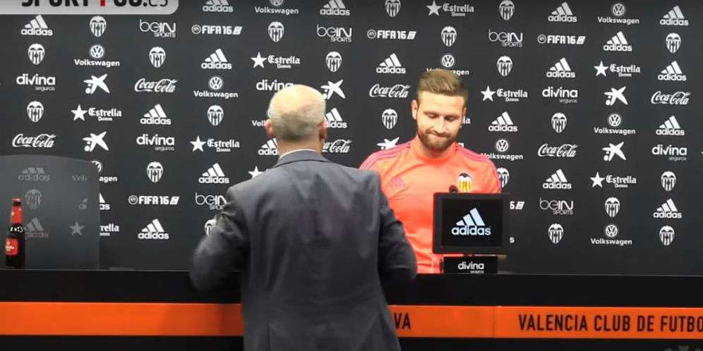 Pesepakbola Muslim Singkirkan Bir Saat Konferensi Pers