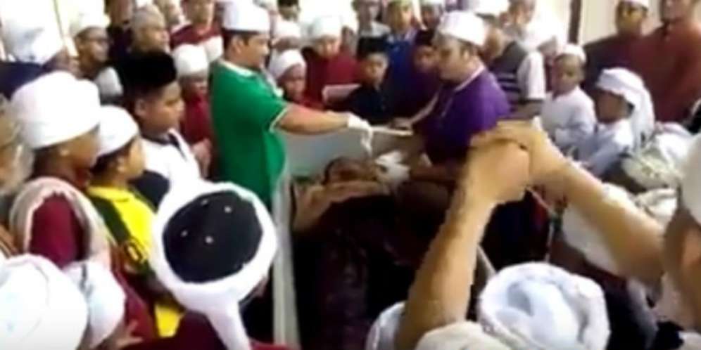 Jenazah Dimandikan Tiba-tiba Bangkit dan Bersin