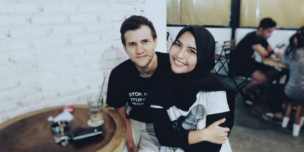 Stuart Dekat dengan Seorang Hijaber?