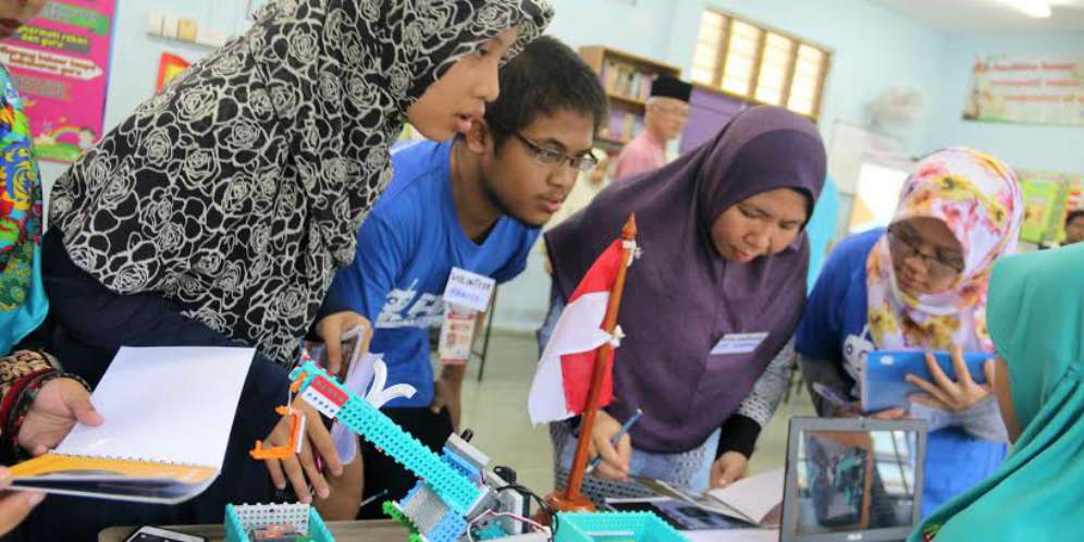 Jatuh Cinta pada Robot