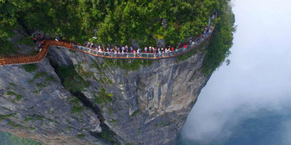 Demam Buat Skywalk