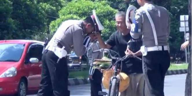 Cium Tangan Dhuafa, Polisi Ini Bikin Haru Jutaan Netizen