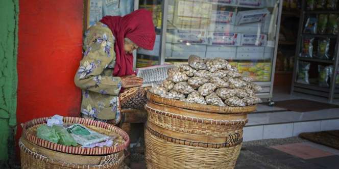 Jual Bawang Sambil Mengaji, Nenek Ini Bikin Haru Netizen