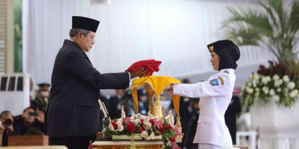 Hijaber Pembawa Baki Bendera Jadi Idola Baru