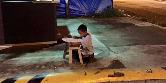 Kisah Haru Bocah Belajar di Bawah Temaram Lampu McDonald