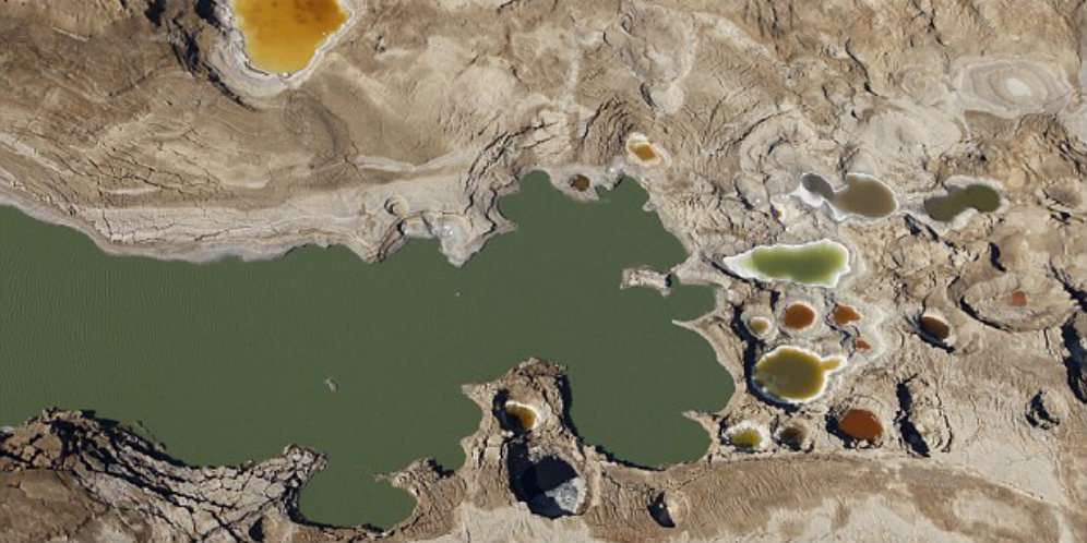 Ribuan Lubang Misterius Bermunculan di Laut Mati