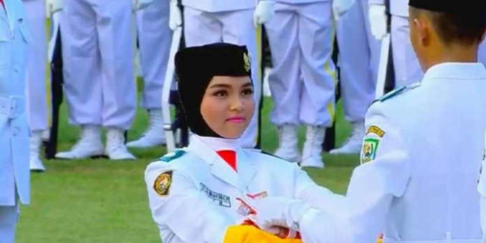 Hijaber Cantik Pembawa Baki Penurunan Bendera HUT RI